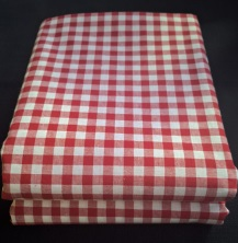 Rood/wit geblokt tafellaken, 150/200 cm.